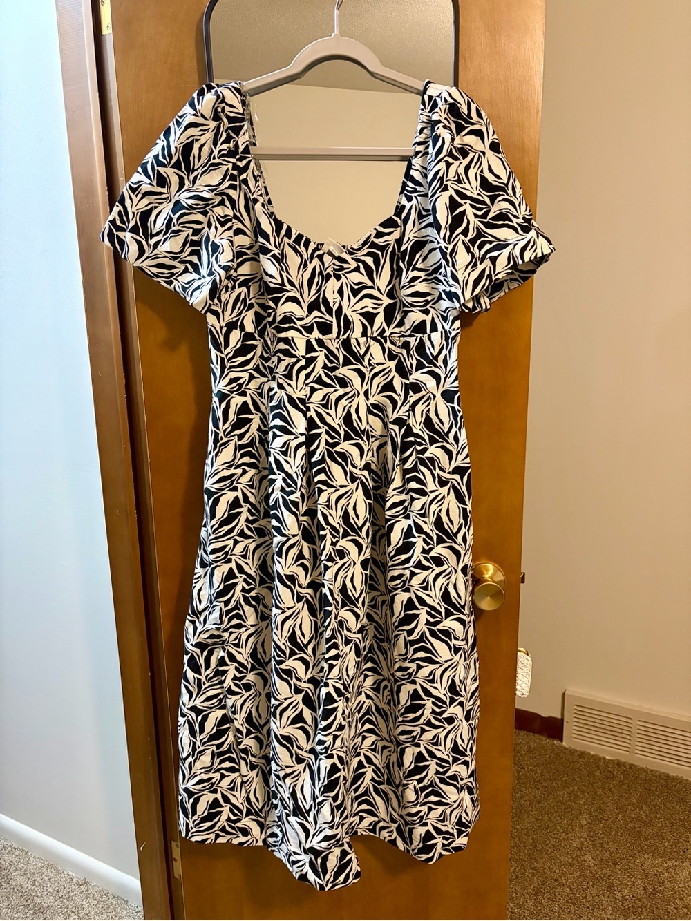 a new day Black and White Leaf-Print V-Neck Dress